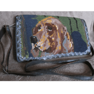 Tasje geborduurde hondenkop