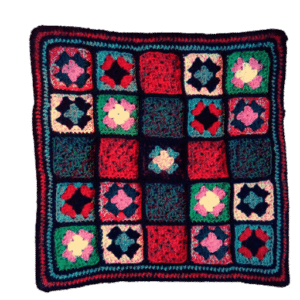 .Kleedje/kussenhoes gehaakt patchwork met zwarte randen C