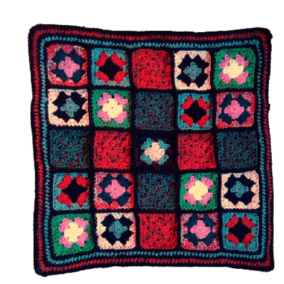 .Kleedje/kussenhoes gehaakt patchwork met zwarte randen C