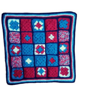 .Kleedje/kussenhoes gehaakt patchwork rood/wit/blauw