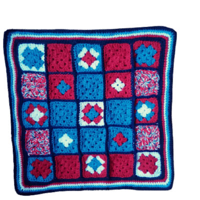 .Kleedje/kussenhoes gehaakt patchwork rood/wit/blauw