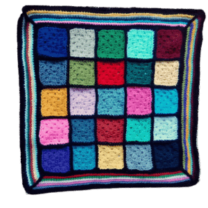 .Kleedje/kussenhoes gehaakt gekleurd met gekleurde randen