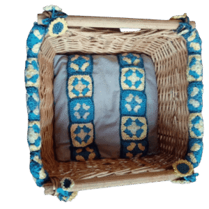 Mand riet vierkant met kussen & versiering