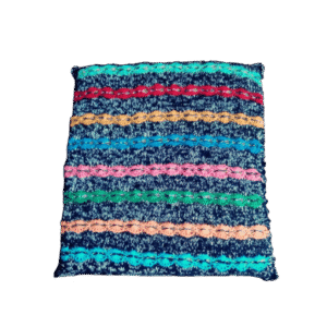 .Kussen zwart-wit + gekleurde madeliefjes