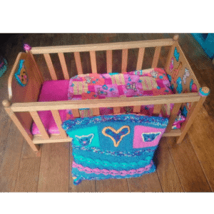 .Houten ledikantje roze-blauw-geel