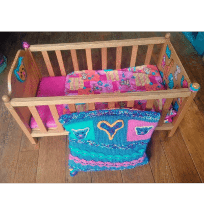 .Houten ledikantje roze-blauw-geel