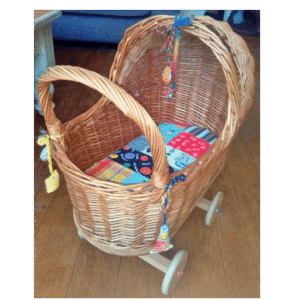 .Rieten poppen-/poezenwagen M