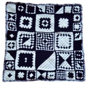 .Kleedje/kussenhoes gehaakt zwart-wit XL