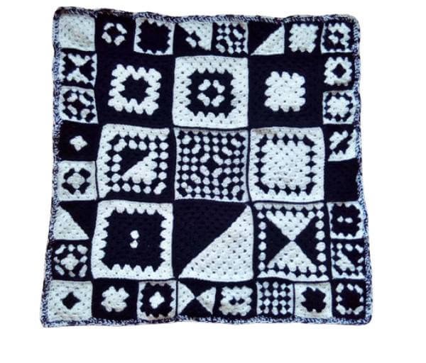 .Kleedje/kussenhoes gehaakt zwart-wit XL