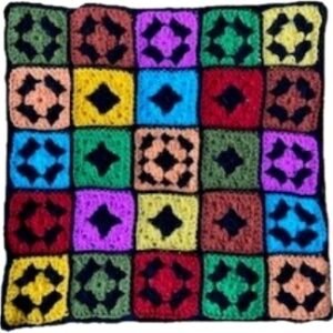 .Kleedje/kussenhoes gehaakt gekleurd met zwarte accenten