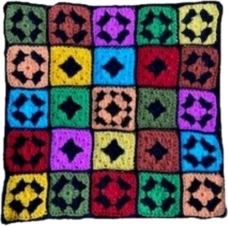 .Kleedje/kussenhoes gehaakt gekleurd met zwarte accenten