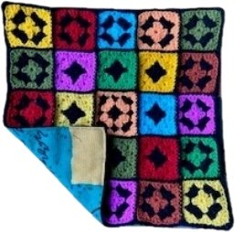 .Kleedje/kussenhoes gehaakt gekleurd met zwarte accenten - Afbeelding 2