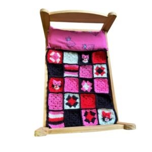 .Houten bedje met gehaakt dekentje