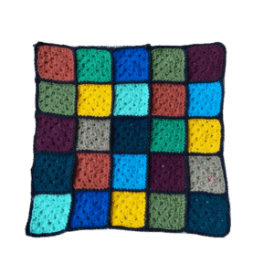 .Kleedje/kussenhoes gehaakt gekleurd