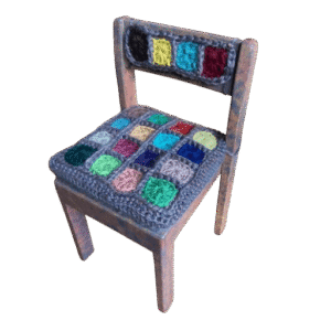 .Houten stoeltje met dik vierkant gehaakt kussen