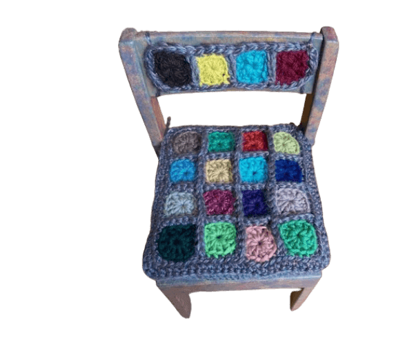 .Houten stoeltje met dik vierkant gehaakt kussen - Afbeelding 2