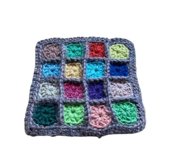 .Houten stoeltje met dik vierkant gehaakt kussen - Afbeelding 5