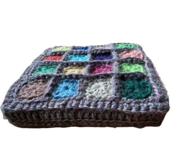 .Houten stoeltje met dik vierkant gehaakt kussen - Afbeelding 4