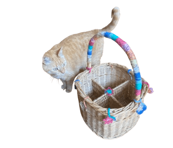 Rieten retro flessenmand met haakwerkjes