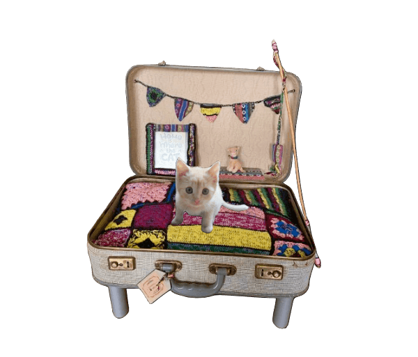 Koffermeubeltje vintage met gehaakt/gebreid kussen