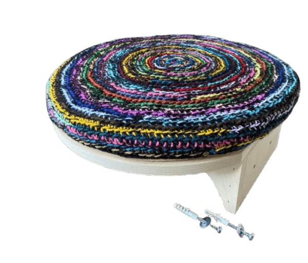 Ronde muurplank/wandligbed met fleurig kussen