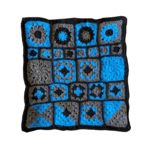 .Kleedje/kussenhoes div. gehaakt patchwerk blauw-zwart-zwartwit