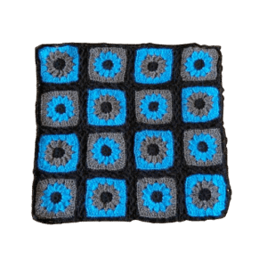 .Kleedje/kussenhoes gehaakte bloemen blauw-zwart-zwartwit