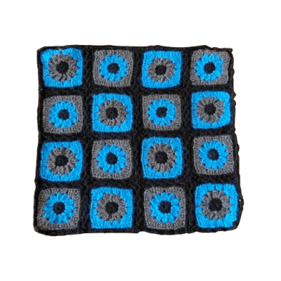 .Kleedje/kussenhoes gehaakte bloemen blauw-zwart-zwartwit