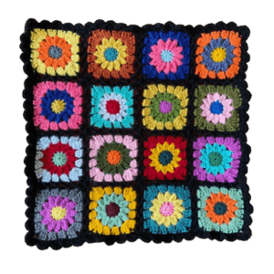 .Kleedje/kussenhoes gehaakte bloemen gekleurd met zwarte randen