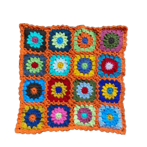 .Kleedje/kussenhoes gehaakte bloemen gekleurd met oranje randen