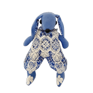 Konijn met kanten pakje